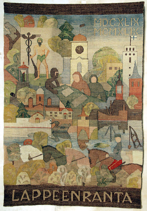 Kuvassa on seinätekstiili, johon kuvattu Lappeenrantaan liittyviä aiheita, kuten vaakunasta tuttu villimies, raatihuoneen torni, kirkkoja ja ratsuväkisotilaita hevosineen.